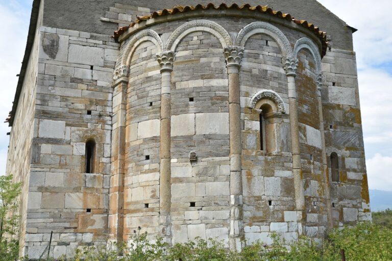 Un nouveau dispositif pour soutenir le patrimoine roman en France