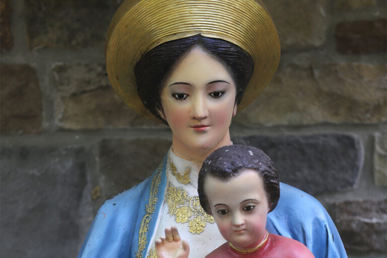 Les nombreux visages de Marie qui inspirent la dévotion parmi les catholiques de toutes les cultures
 et supplication au petit jour.