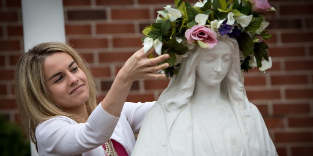 Honorez Marie avec 12 actes de vertu au cours du mois de mai
 et requête matinale.