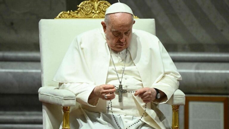 Pape : Priez le Rosaire pour l’intercession de Notre-Dame dans les guerres qui ravagent le monde
 & adresser ses prières à la Sainte Vierge .