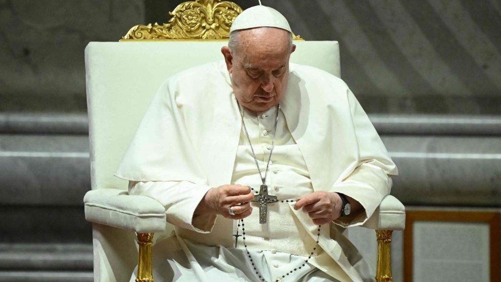 Pape Priez le Rosaire pour l39intercession de Notre Dame dans 1024x576 1
