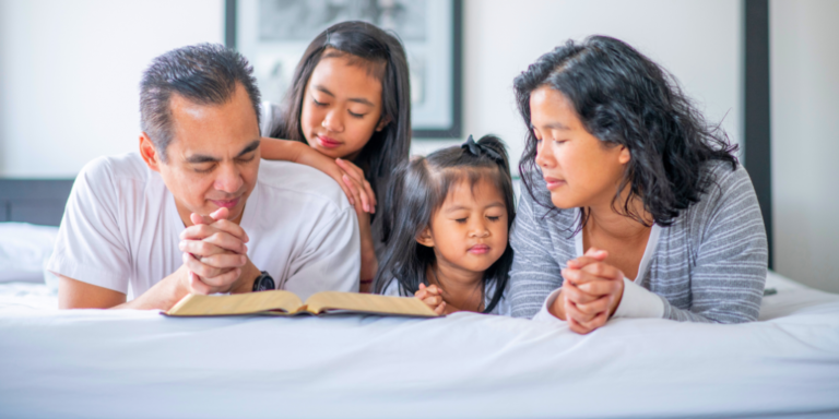 Six façons dont nos oui pro-vie à la maison aident à construire une culture de vie
 avec une prière en début de journée.
