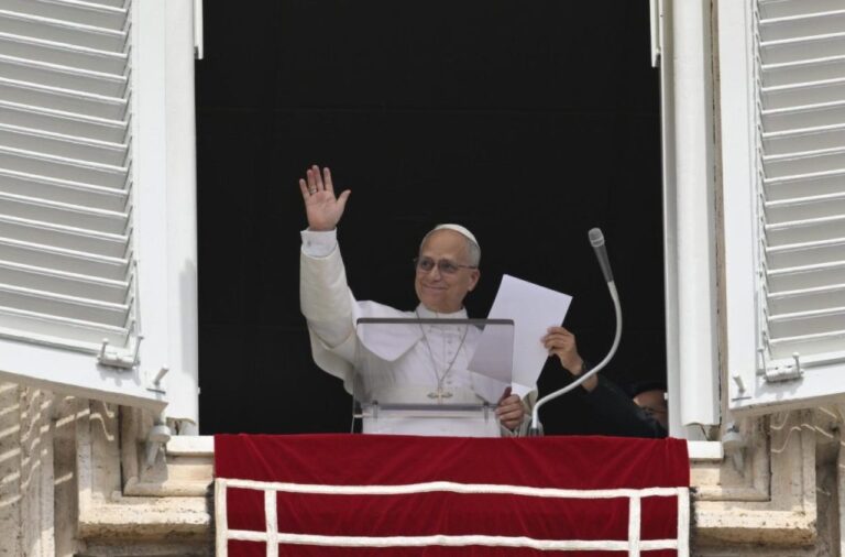 Le pape à l’Angélus : l’Eucharistie dominicale « indispensable » à la vie chrétienne
& adresser ses prières à la Sainte Vierge Marie.