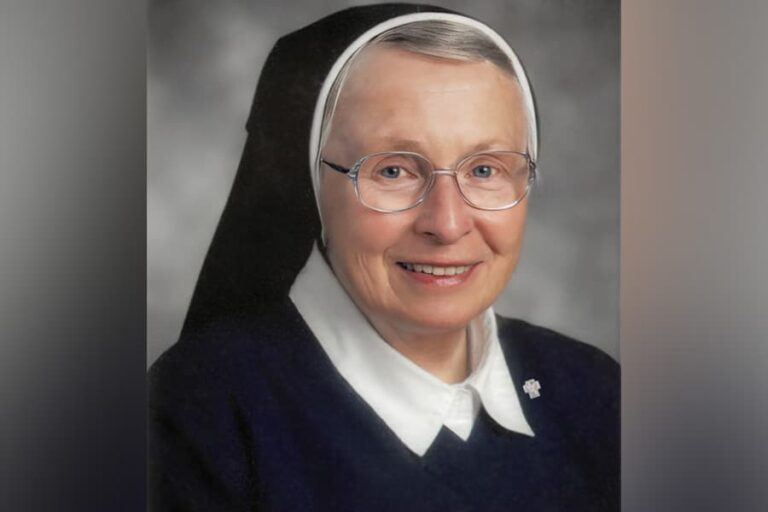 Sœur Mary Sheehan, DC, décède à 86 ans
avec une requête du matin.