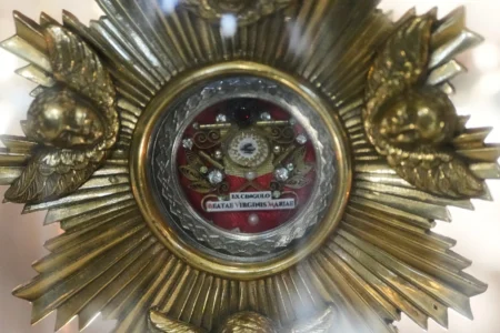 Une relique des vêtements en corde de la Vierge Marie à l'intérieur de la Maison d'Éphèse, une réplique de la Maison de la Vierge Marie à Éphèse, en Turquie, dans la ville d'Alfonso, province de Cavite, Philippines, le 16 juillet 2026. (Crédit : Aaron Favila/AP.)