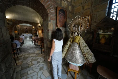 Une femme catholique touche une icône religieuse lors de sa visite à la Maison d'Éphèse, une réplique de la Maison de la Vierge Marie à Éphèse, en Turquie, dans la ville d'Alfonso, province de Cavite, Philippines, le 16 juillet 2026. (Crédit : Aaron Favila/AP.)