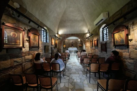 Des visiteurs prient à l'intérieur de la Maison d'Éphèse, une réplique de la Maison de la Vierge Marie à Éphèse, en Turquie, dans la ville d'Alfonso, province de Cavite, Philippines, le 16 juillet 2026. (Crédit : Aaron Favila/AP.)