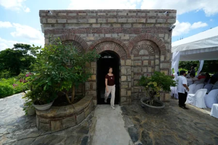 Un catholique marche devant la Maison d'Éphèse, une réplique de la Maison de la Vierge Marie à Éphèse, en Turquie, dans la ville d'Alfonso, province de Cavite, Philippines, le 16 juillet 2026. (Crédit : Aaron Favila/AP.)
