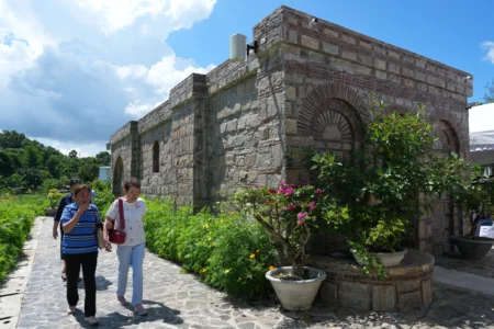 Des catholiques marchent devant la Maison d'Éphèse, une réplique de la Maison de la Vierge Marie à Éphèse, en Turquie, dans la ville d'Alfonso, province de Cavite, Philippines, le 16 juillet 2026. (Crédit : Aaron Favila/AP.)