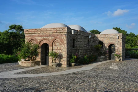 La Maison d'Éphèse, une réplique de la Maison de la Vierge Marie à Éphèse, en Turquie, se trouve aujourd'hui dans la ville d'Alfonso, province de Cavite, aux Philippines, le 16 juillet 2026. (Crédit : Aaron Favila/AP.)