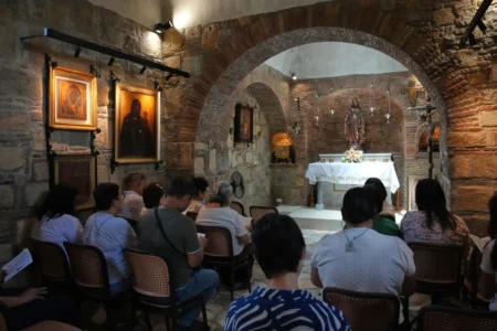 Des visiteurs prient à l'intérieur de la Maison d'Éphèse, une réplique de la Maison de la Vierge Marie à Éphèse, en Turquie, dans la ville d'Alfonso, province de Cavite, Philippines, le 16 juillet 2026. (Crédit : Aaron Favila/AP.)