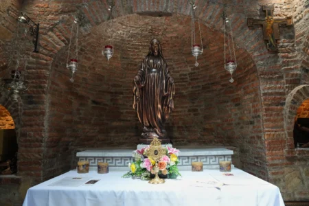 Une statue de Marie calquée sur celle de Turquie, à côté d'une relique qui proviendrait de son voile à l'intérieur de la Maison d'Éphèse, une réplique de la Maison de la Vierge Marie à Éphèse, en Turquie, dans la ville d'Alfonso, province de Cavite, Philippines, le 16 juillet 2026. (Crédit : Aaron Favila/AP.)