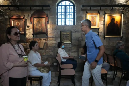 Des fidèles prient à l'intérieur de la Maison d'Éphèse, une réplique de la Maison de la Vierge Marie à Éphèse, en Turquie, dans la ville d'Alfonso, province de Cavite, Philippines, le 16 juillet 2026. (Crédit : Aaron Favila/AP.)