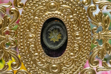 Une relique du voile de la Vierge Marie à l'intérieur de la Maison d'Éphèse, une réplique de la Maison de la Vierge Marie à Éphèse, en Turquie, dans la ville d'Alfonso, province de Cavite, Philippines, le 16 juillet 2026. (Crédit : Aaron Favila/AP.)